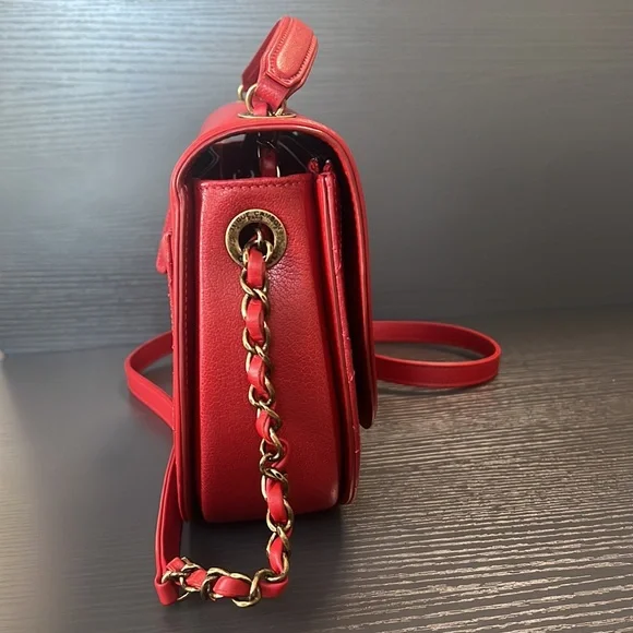 SOLD!❌ Chanel Red Calfskin Coco Curve Flap Medium - Picture 5 of 17